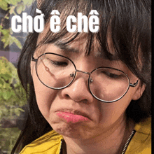 a woman wearing glasses is making a sad face with the words cho e che written above her