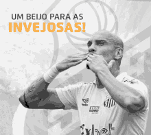 a soccer player blowing a kiss with the words um beijo para as invejosas