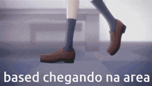 a picture of a person walking with the words based chegando na area