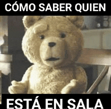 a teddy bear is sitting in a chair with the words " como saber quien esta en sala " below it