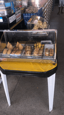 a display of food with a sign that says " não vendo fiado " on it