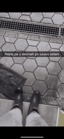 a person standing on a tiled floor with the words najraj pa u skornah po lukavc setam above them