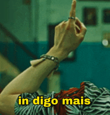 a person giving the middle finger with the words in digo mais written below