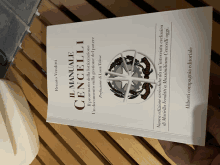 a book titled il manuale cencelli is on a wooden table