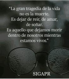 a pair of glasses with water drops on them and a quote in spanish