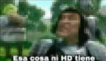 a blurry picture of a man with the words " esa cosa ni hd tiene " on the bottom