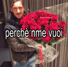 a man is holding a large bouquet of red roses with the words perche nme vuoi above him