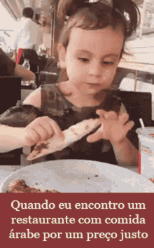 a little girl is sitting at a table with a plate of food in front of her and the words quando eu encontro um restaurante