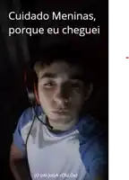 a picture of a boy with headphones and the words " cuidado meninas porque eu cheguei "