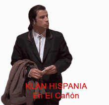 a man in a suit is standing in front of a white background that says klan hispania en el canon