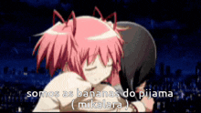 a couple of anime girls hugging each other with the words somos as bananas do pijama below them