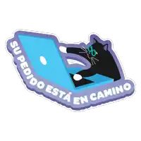 a sticker of a cat using a laptop with the words su pedido esta en camino