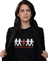 a woman wears a black shirt that says rompe la cadena de la corrupcion