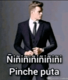 a man in a suit and tie is standing in front of a sign that says " pinche puta "