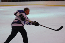 a hockey player wearing a jersey that says nobute on it