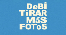 a blue background with the words debi tirar mas fotos in white letters