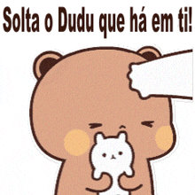 a sticker of a bear holding a cat with the words " solta o dudu que ha em ti " below it