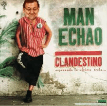 a man is standing in front of a wall with the words man echao clandestino on it