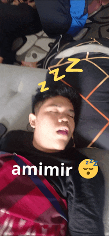 a man sleeping with a smiley face and the word amimir on the bottom