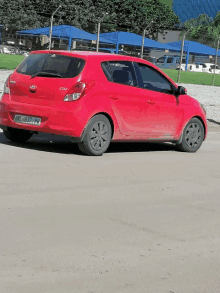 a red car with a license plate that says akl 637 hw