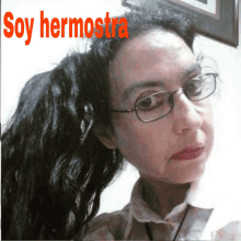 a woman wearing glasses with the words soy hermostra written above her