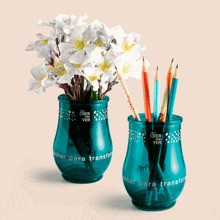 a vase with flowers and pencils in it that says ' crer para ver ' on it