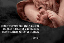 a picture of a baby 's feet with a quote in spanish