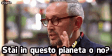 a man wearing glasses says " stai in questo pianeta o no ? "