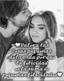 a black and white photo of a man kissing a woman with a quote in spanish