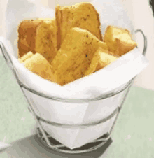 a basket of garlic bread on a table