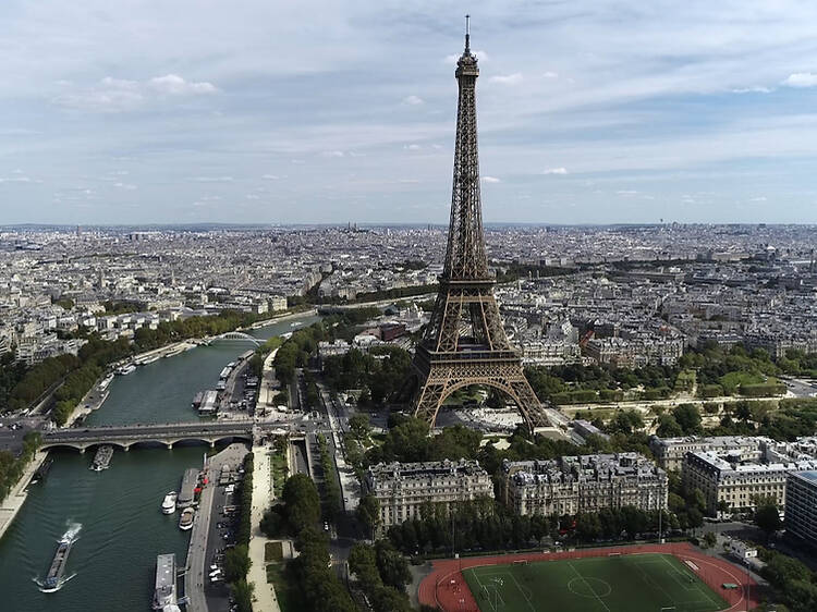 This iconic bridge in Paris will soon be pedestrianised