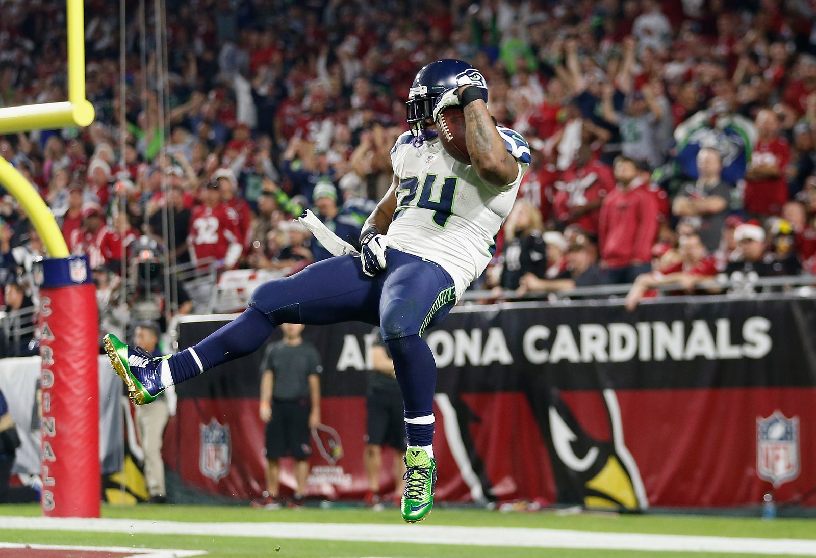 Lynch scores a touchdown against the Arizona Cardinals