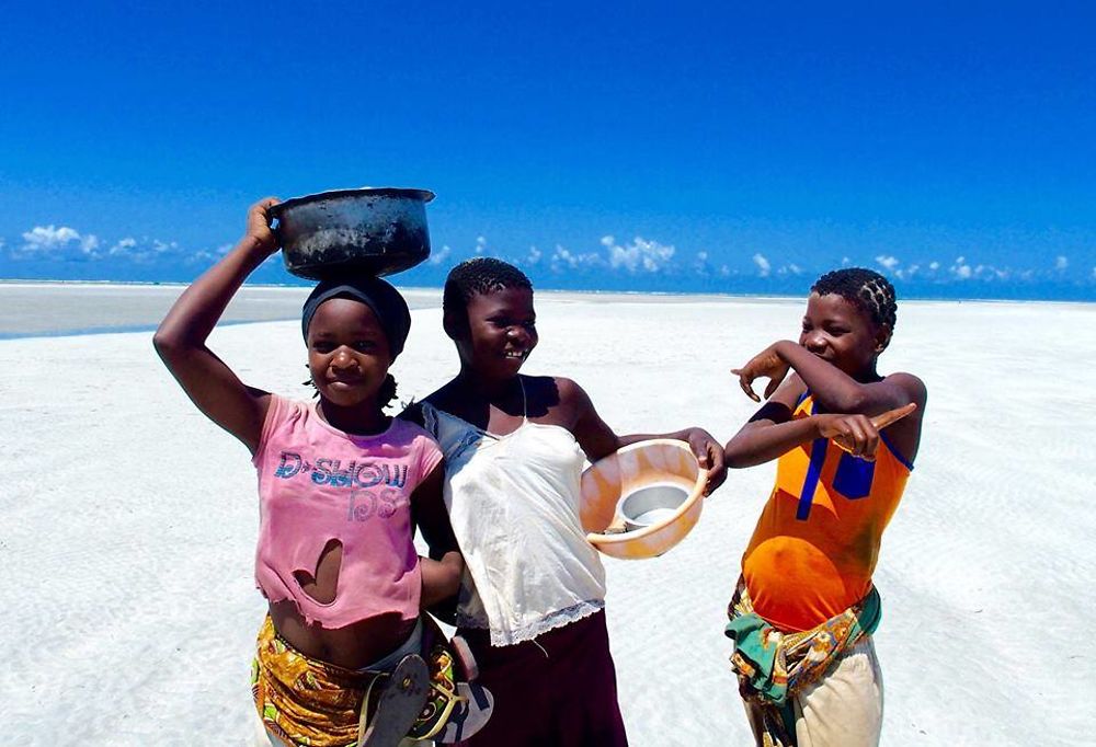 Fillettes sur la plage de Murrebué