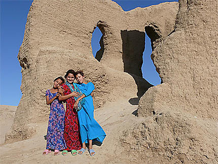 Jeunes filles dans les ruines de Merv