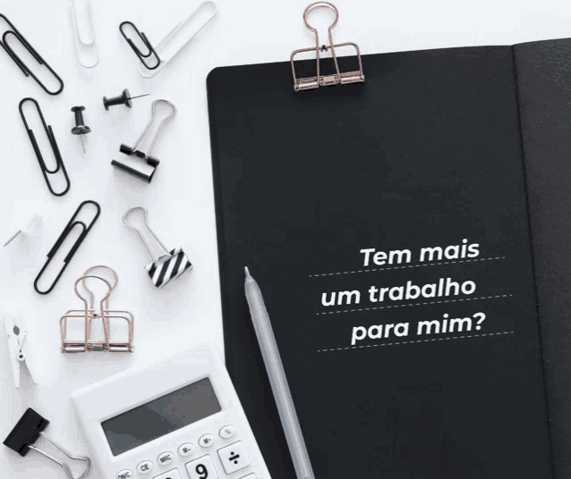 a black notebook with the words tem mais um trabalho para mim on it