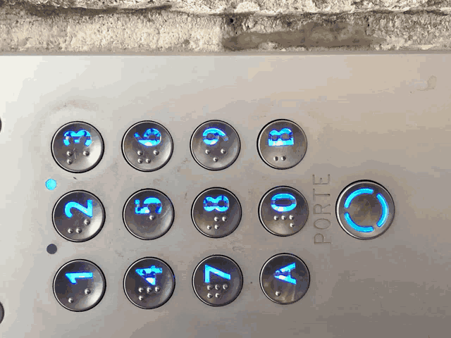 a close up of a keypad that says porte on the bottom