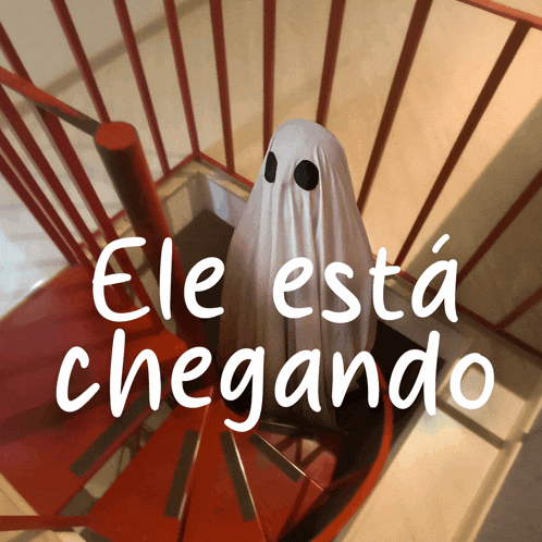 a picture of a ghost on a spiral staircase with the words ele esta chegando written below it