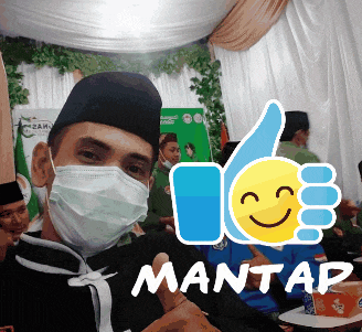 a man wearing a face mask giving a thumbs up with the word mantap below him