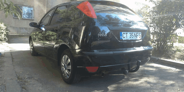 a black ford focus with a license plate that reads ct 35nfs