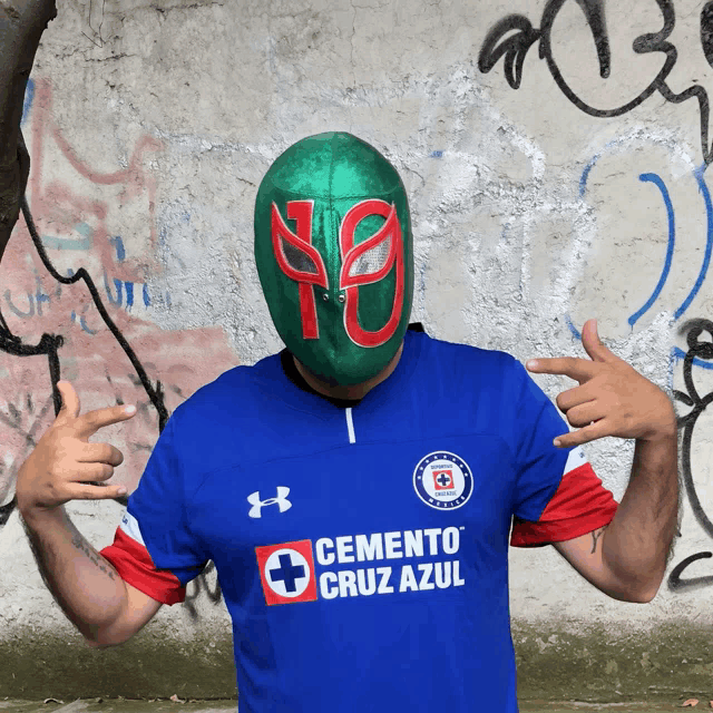 a man wearing a blue under armour shirt with cemento cruz azul on it