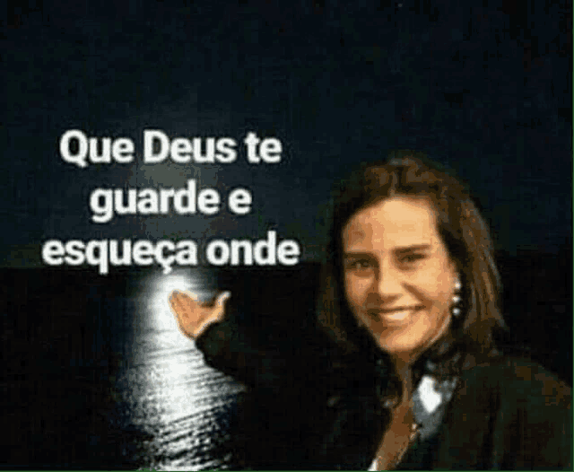 a woman is smiling in front of a full moon with the words que deus te guarde e esqueça onde written above her .