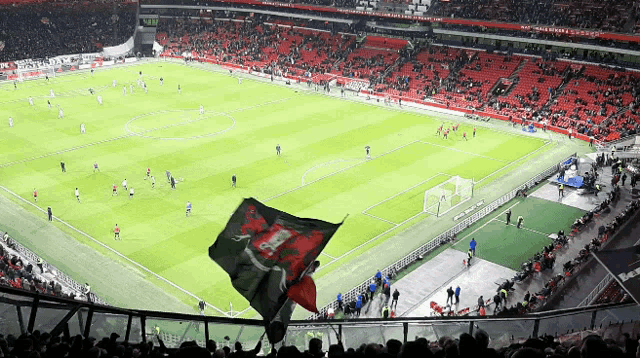 a soccer game is being played in a stadium that has a banner that says ' l' equipe ' on it