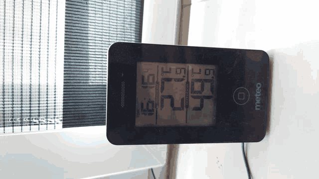 a digital thermometer with the word meteo on the bottom of it