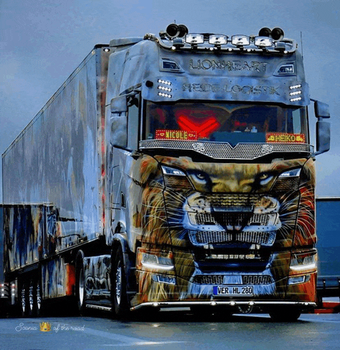 a lion painted on the front of a truck with the license plate ver hl 280