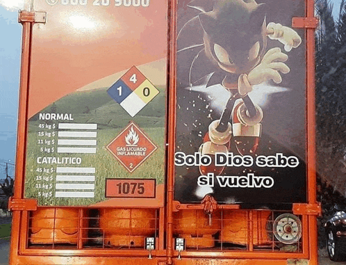 a sign that says solo dios sabe si vuelvo on the back of a truck