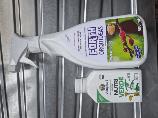 a spray bottle of forth orchideas next to a bottle of vitaplant nutri verde