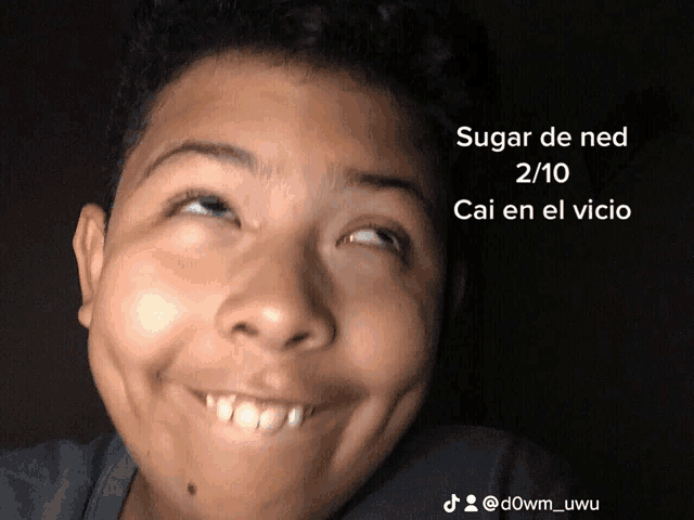 a young man making a funny face with the words sugar de ned 2/10 cai en el vicio behind him