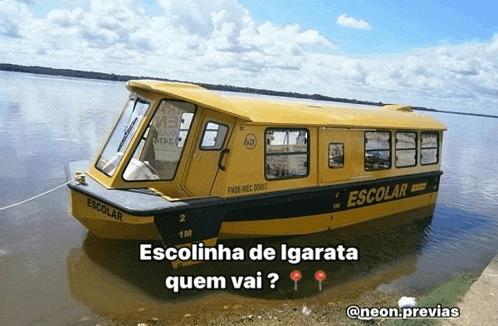 a yellow escolar boat is in the water with the caption escolinha de igarata quem vai