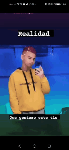 a man in a yellow hoodie is holding a cell phone with the word realidad above him