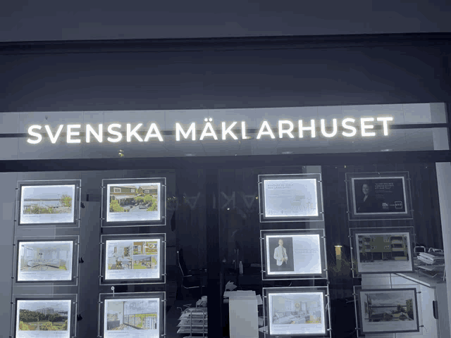 a sign for svenska maklarhuset is lit up